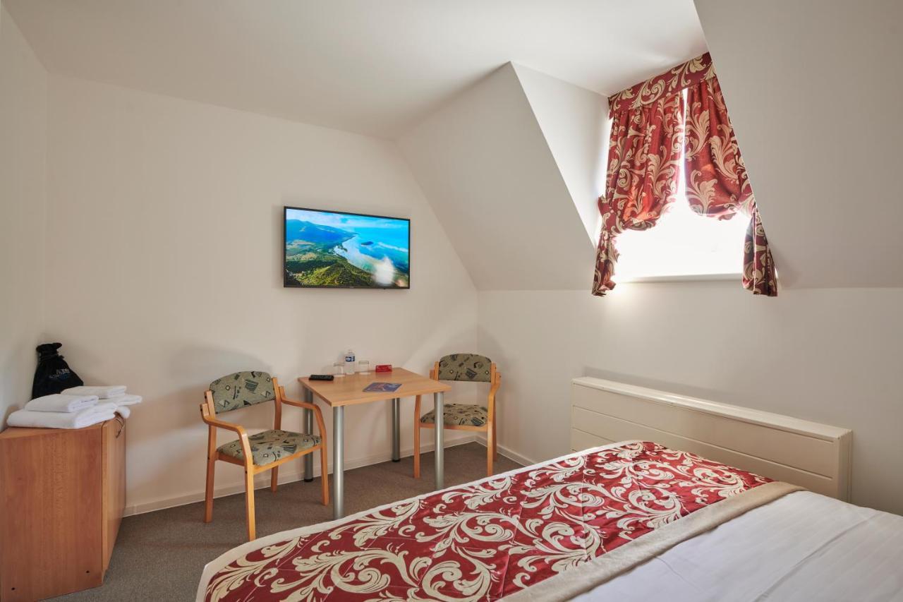 Hotel Mezni Louka Грженско Екстер'єр фото