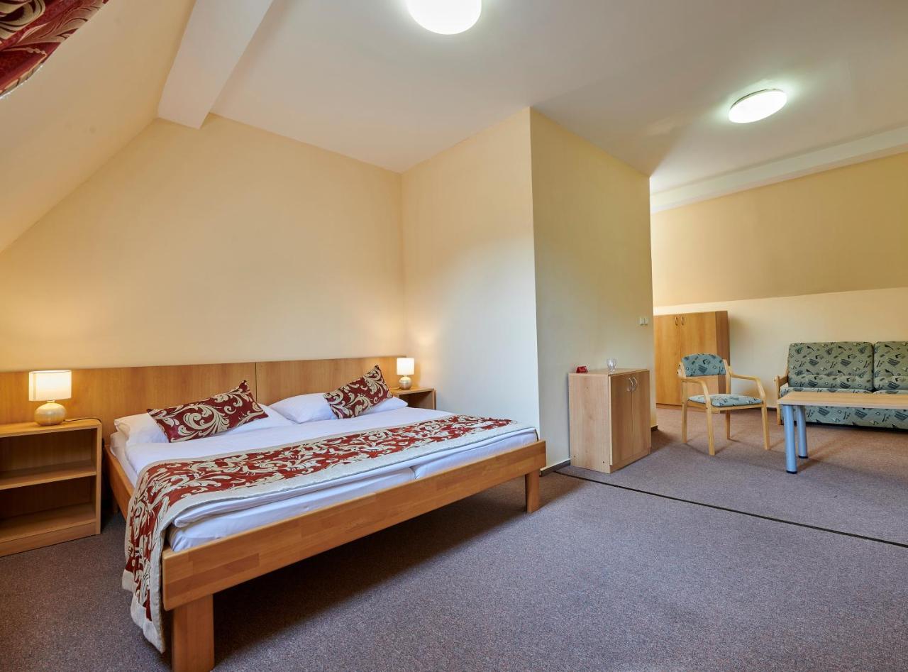 Hotel Mezni Louka Грженско Екстер'єр фото